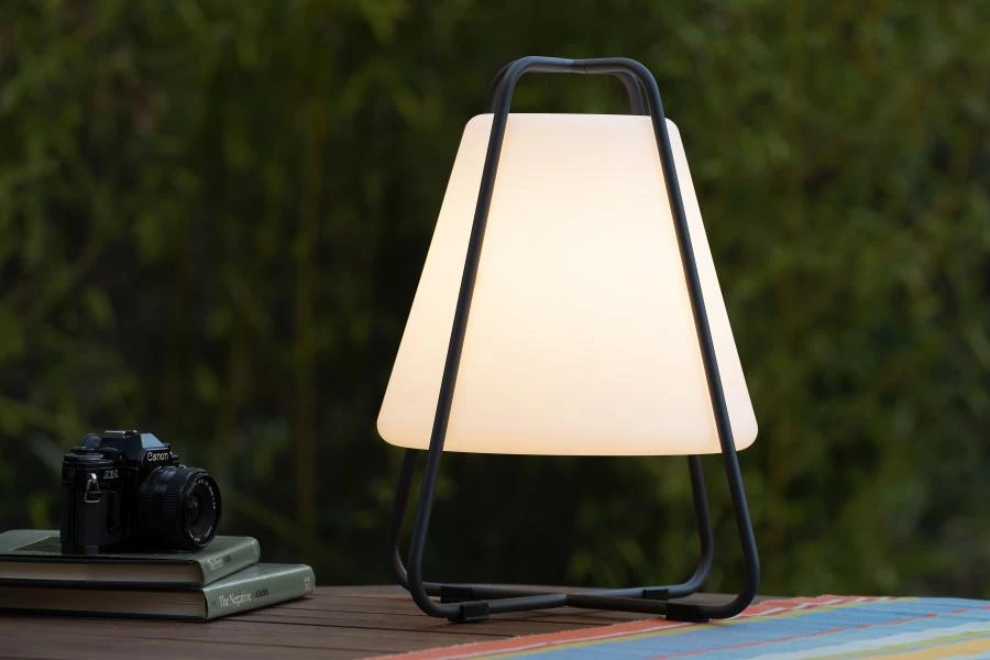 Lucide PYRAMID - Oplaadbare Tafellamp Buiten - Accu/Batterij - LED Dimb. - 1x2W 2700K - IP54 - Antraciet - sfeer 1